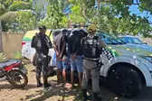 Dupla é flagrada com pistola durante fiscalização de trânsito na PI-113 (Foto: Divulgação / SSP)
