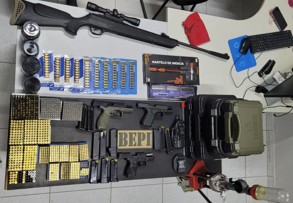 Arsenal de armas e munições ligado a suspeito