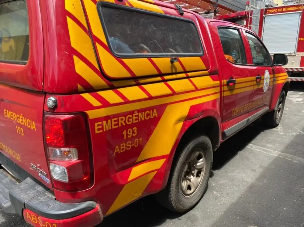 Bombeiros controlam focos de incêndio