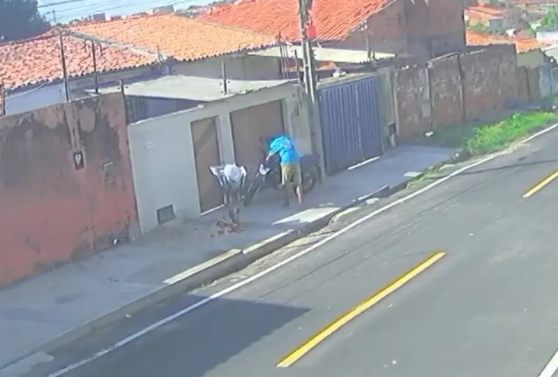 Câmeras flagram furto de motocicleta