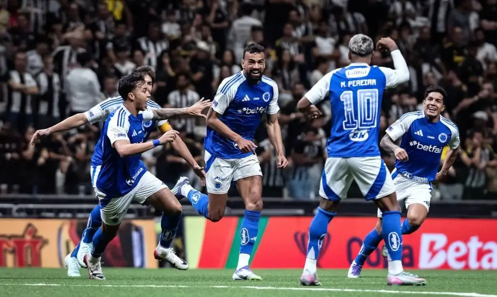 Cruzeiro vence Atlético por 2 a 0.