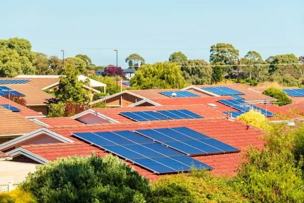 Cursos gratuitos de energia solar e mecânica de motocicletas