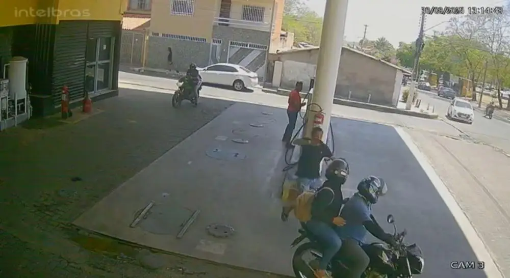 Motociclista é assaltado em posto de combustível