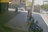 Motociclista é assaltado em posto de combustível (Foto: Reprodução)