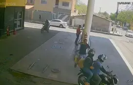 Motociclista é assaltado em posto de combustível (Foto: Reprodução)