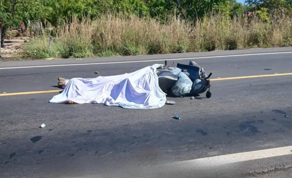 Mulher morre após ser atingida por caminhão