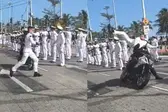 O militar estava fotografando o desfile, no meio da via, quando foi atingido por um motociclista que fazia o balizamento. (Foto: Reprodução / Diário do Nordeste)