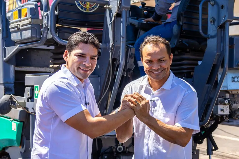 Prefeito Pedro Gomes e diretor do DER