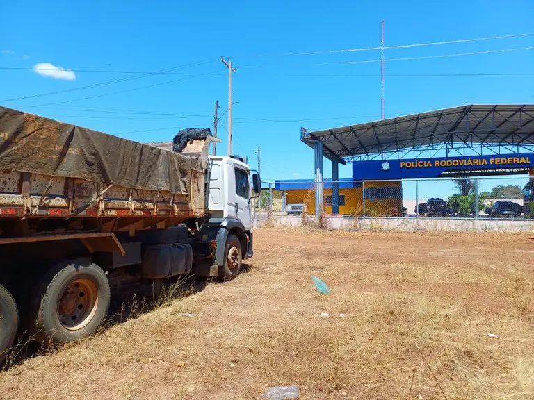 PRF apreende carga irregular de pedras de paralelepípedos