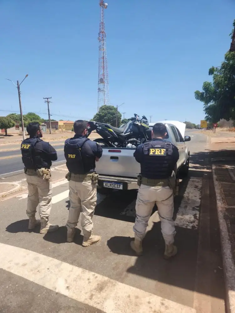 PRF apreende Hilux e motocicleta roubadas