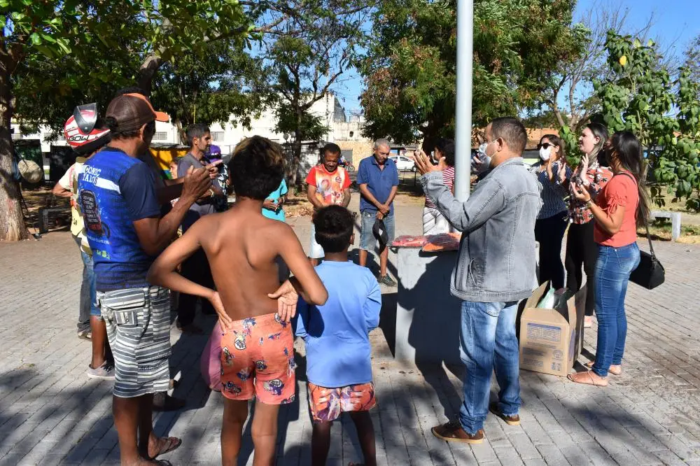 Café da manhã sendo servido para as pessoas em situação de rua (Foto: Maria Ivonete)