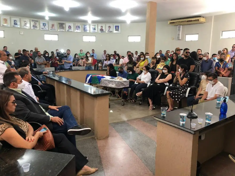Familiares, amigos e populares prestam o último adeus ao vereador Gilson Nunes (Foto: Isael Pereira)