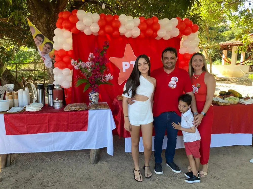 Na foto Rychardson Meneses com a esposa e filhos