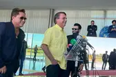 Gusttavo Lima e Leonardo vão ao Palácio da Alvorada e declaram apoio a Bolsonaro / Twitter Fábio Faria  (Foto: R7)