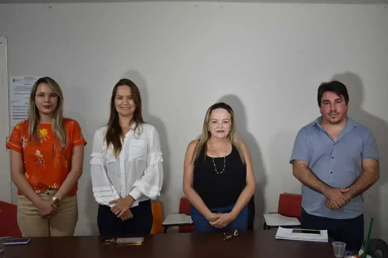 Profissionais esclarecem dúvidas sobre atendimentos e vacinação contra a Covid-19 (Foto: Iranete Dantas)