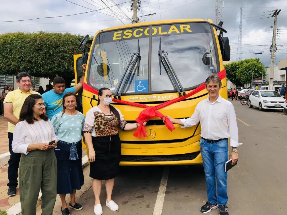 Entrega de ônibus para secretaria municipal de educação