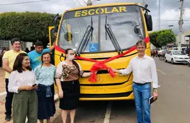 Entrega de ônibus para secretaria municipal de educação (Foto: ASCOM)