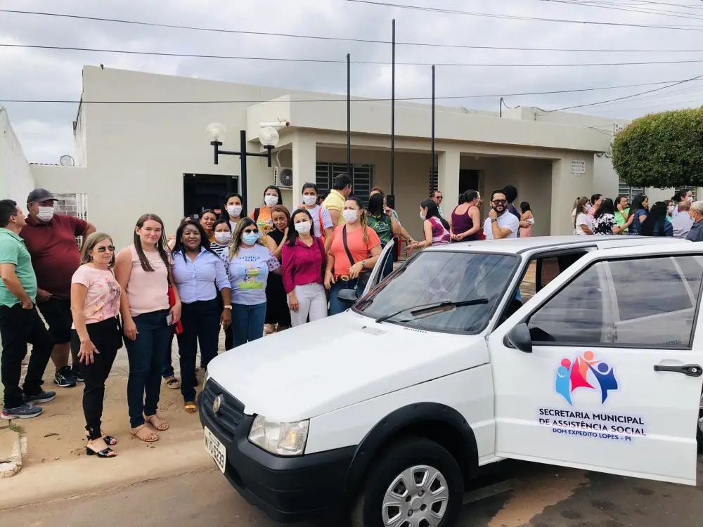 Entrega de Fiat para a Assistência Social 
