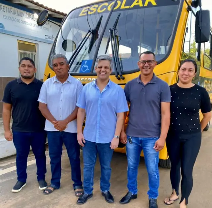 Prefeito Robertinho Leão, Vice-Prefeito Gonçalo Batista, a Vereadora Jéssica, o Vereador Ruck e o Secretário de Administração, Laecio.