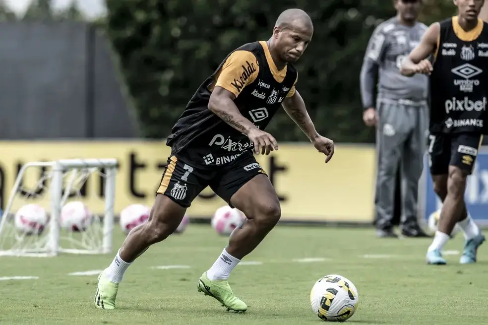 Carlos Sánchez em treino no Santos no dia 16 de dezembro — Foto: Ivan Storti / Santos FC