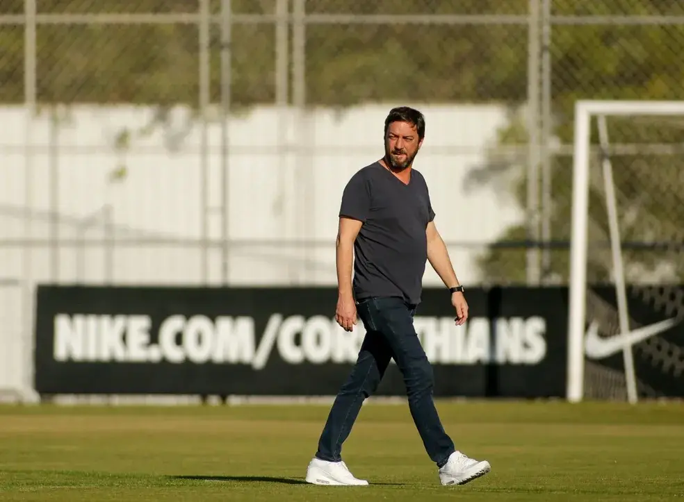 Duilio Monteiro Alves, presidente do Corinthians, em treino — Foto: Rodrigo Coca /Ag.Corinthians