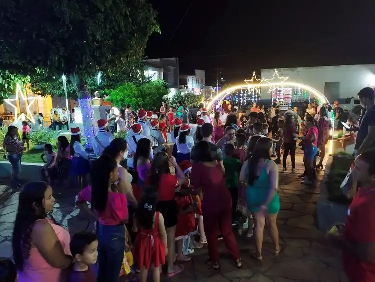 Papai e Mamãe Noel fazem a alegria das criancas no Natal Cidade Luz 2022 em Dom Expedito Lopes-PI