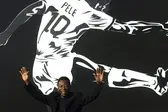Santos pretende aposentar a camisa 10 de Pelé Foto: JOEDSON ALVES / AFP  (Foto: Extra)