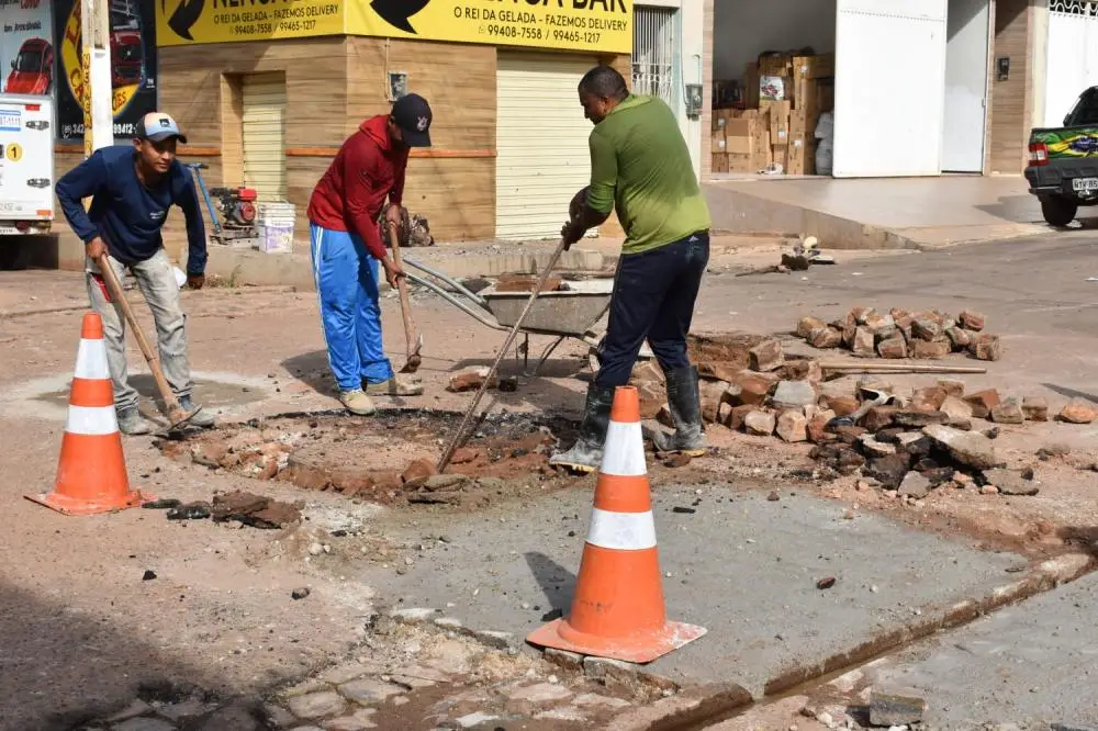 Operação tapa buraco sendo realizada no bairro São José (Foto: Maria Ivonete )