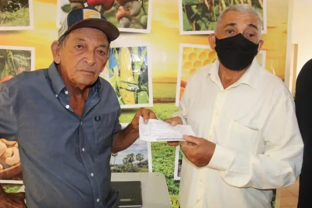 Prefeito Gil Paraibano entrega boleto a agricultor – Foto – Rawena Sousa