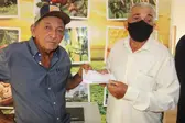 Prefeito Gil Paraibano entrega boleto a agricultor – Foto – Rawena Sousa (Foto: CCOM-PMP)
