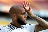 Daniel Alves em ação pelo Pumas, que rescindiu contrato com o lateral — Foto: Ulises Ruiz/AFP (Foto: ge)
