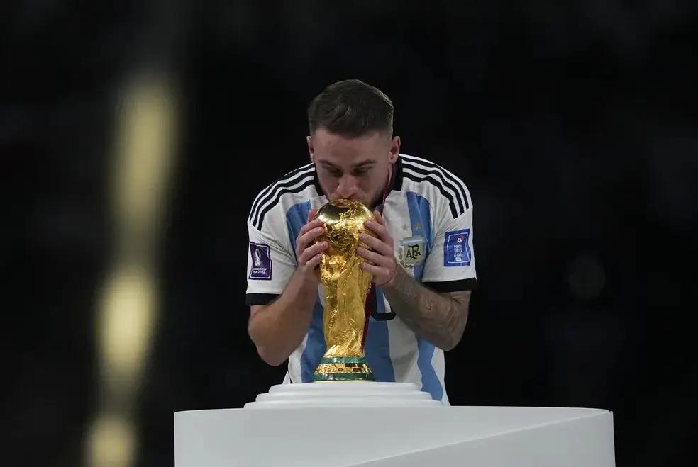 Papu Gómez beija a taça da Copa do Mundo — Foto: Ulrik Pedersen/Getty Images