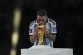 Papu Gómez beija a taça da Copa do Mundo — Foto: Ulrik Pedersen/Getty Images (Foto: Ge)