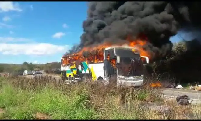 Ônibus que saiu de Brasília para o Piauí pega fogo na Bahia/Reprodução