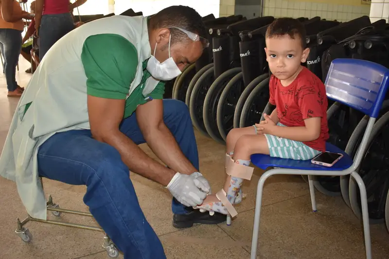 Profissionais realizam ajustes finais nas órteses e próteses (Foto: Maria Ivonete)