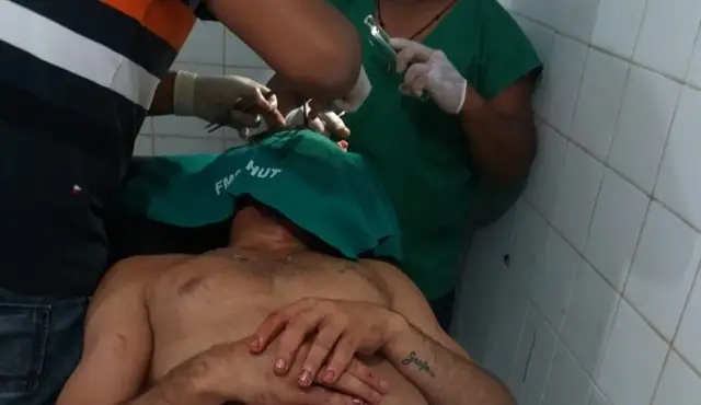 Vitima da agressão recebendo tratamento médico
