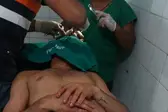 Vitima da agressão recebendo tratamento médico (Foto: Revista AZ)