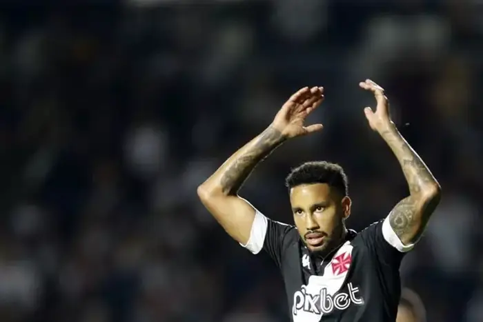 Jair dominou o meio-campo na vitória do Vasco contra o Resende (Foto: Daniel Ramalho/VASCO) - Lance!