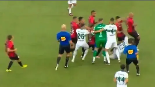 Confusão marcou o clássico na Arena da Baixada (Foto: Reprodução)