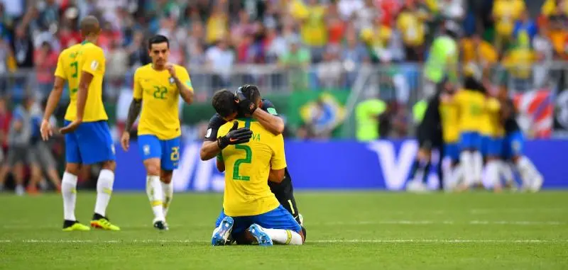 Thiago Silva e Alisson comemoram após o gol de Firmino sob os olhares de Miranda e Fagner: defesa brasileira tem ótimos números na Copa (Foto: REUTERS/Dylan Martinez)