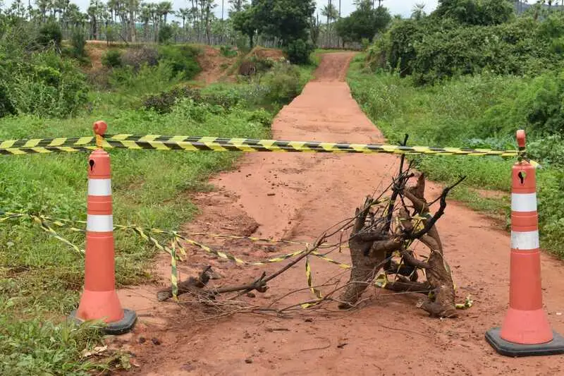 Ponte interditada no povoado Alegre, zona rural de Picos (Foto: Maria Ivonete)