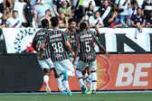 Cano marcou contra o ex-clube em 2022 e celebrou com os companheiros (Foto: Lucas Merçon / Fluminense) - LANCE! (Foto: Lance!)