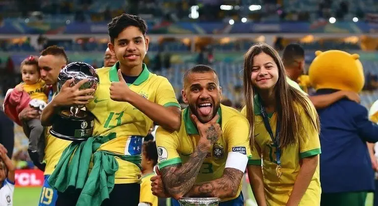 Daniel Alves tem dois filhos, Daniel e Vitoria, com 16 e 15 anos, respectivamente - FOTO: REPRODUÇÃO INSTAGRAM @DANIALVES