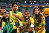 Daniel Alves tem dois filhos, Daniel e Vitoria, com 16 e 15 anos, respectivamente - FOTO: REPRODUÇÃO INSTAGRAM @DANIALVES (Foto: Do R7, com informações da Agência Estado)