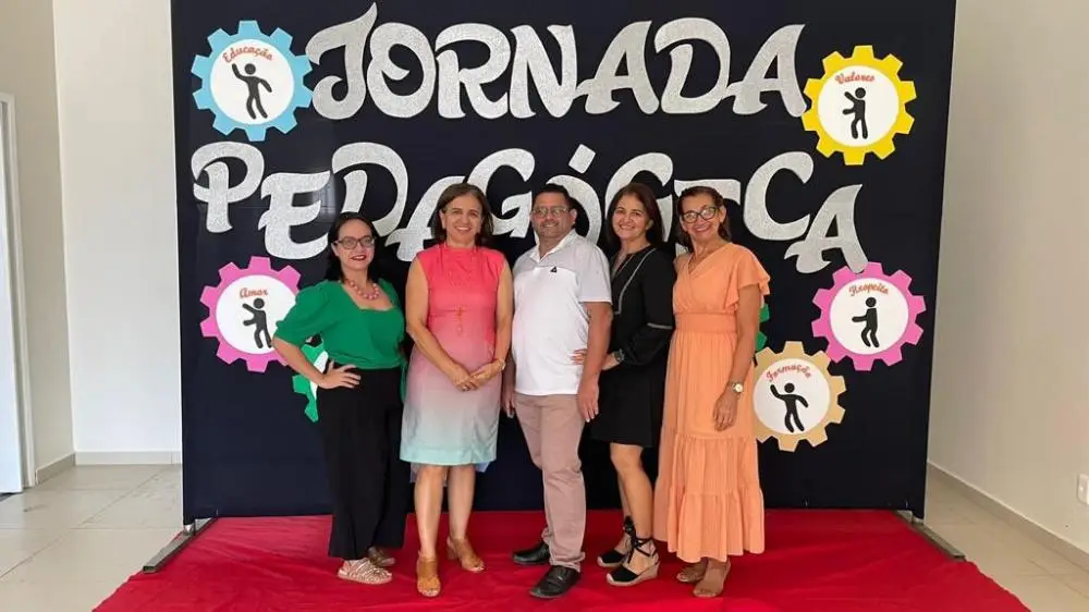 Secretária de educação Lêda Maria com a equipe da SME