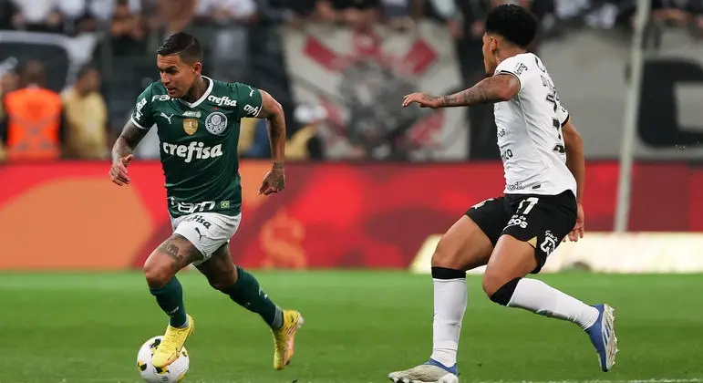 Dudu e Du Queiroz disputam bola em Dérbi - FOTO: CESAR GRECCO/PALMEIRAS