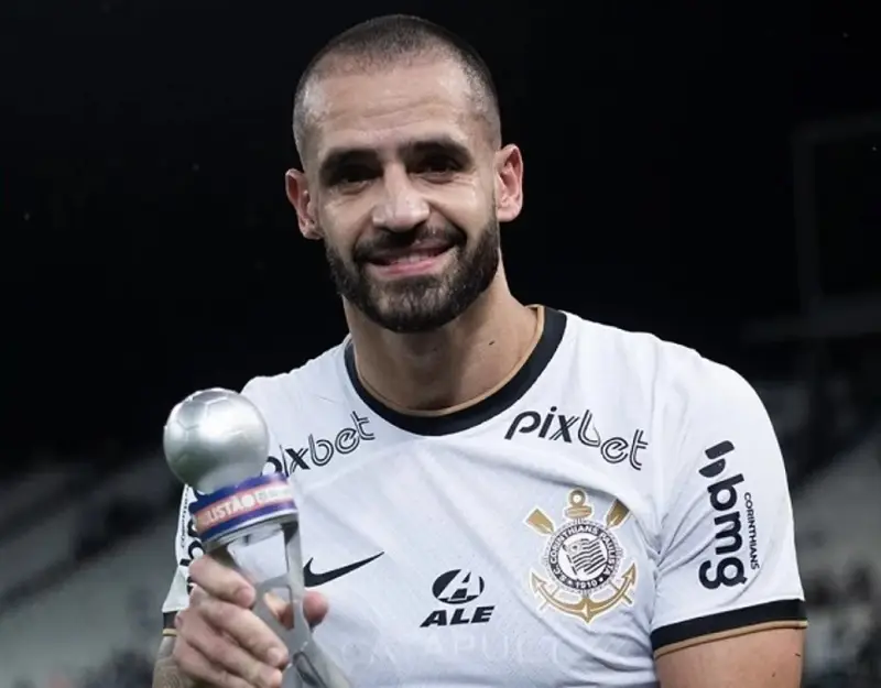 Renato Augusto com o prêmio de melhor jogador da partida. (Foto: Léo Sguaçabia/Ag. Paulistão)