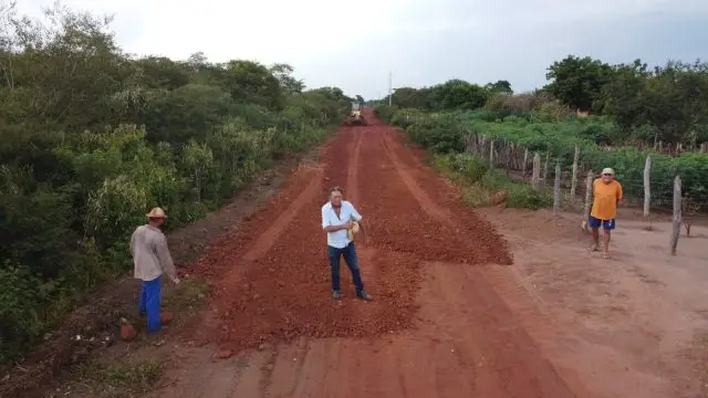 Prefeito Gil Paraibano em visita a obra da estrada da Comunidade Chapada do Mocambo (Foto: Wagner Avelino)