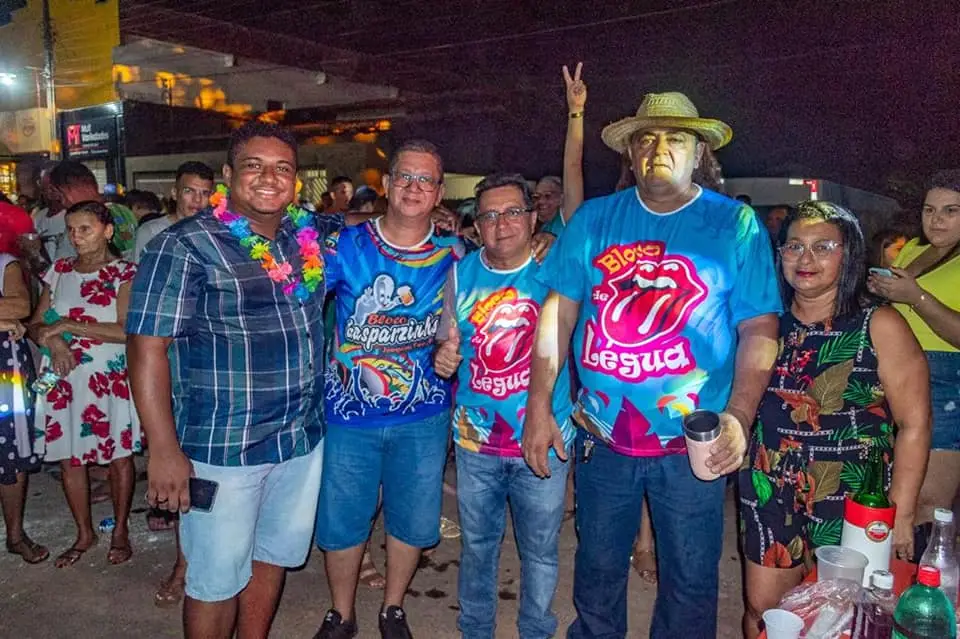 Prefeito Genival Bezerra ao centro com os foliões