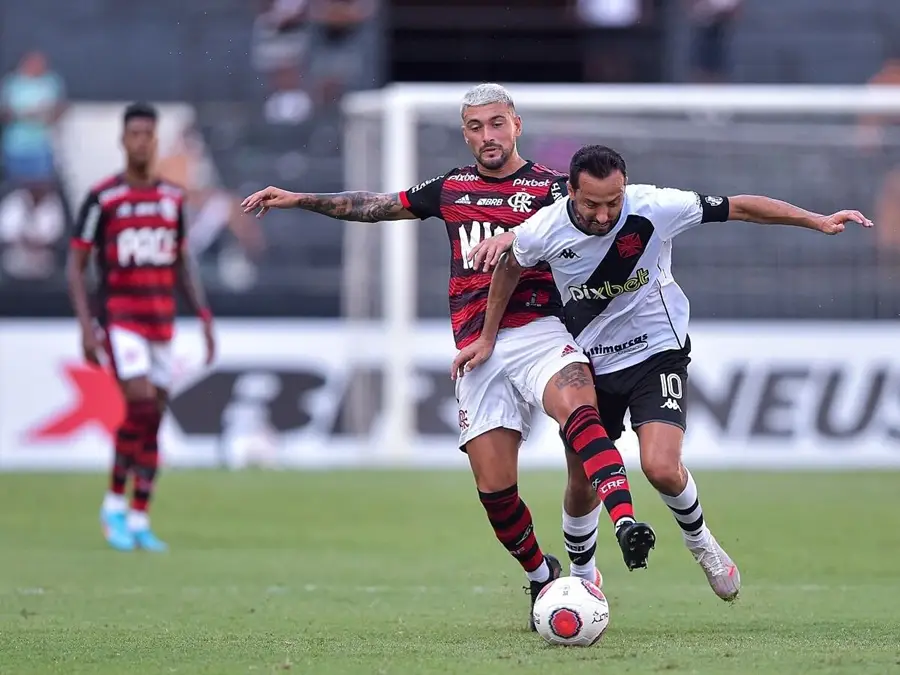 Arrascaeta e Nenê disputando bola em Flamengo x Vasco pelo Carioca 2022 (Foto: Thiago Ribeiro/AGIF)